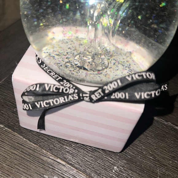 Vintage Victoria’s Secret Angel Glitter Snow Globe Music Box 2001 winter Y2K - Picture 5 of 5